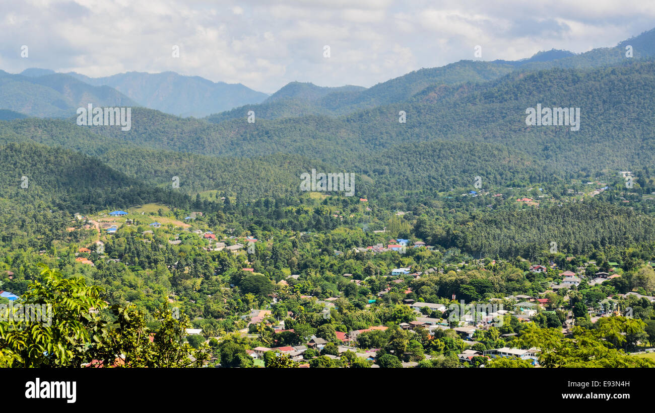 Paesaggio ad alto angolo di visione della città nella valle di Mae Hong Son provincia, Thailandia Foto Stock