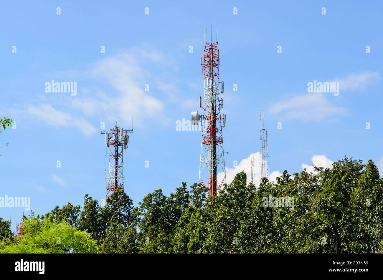 Molteplicità delle comunicazioni sulla torre di cielo blu sullo sfondo Foto Stock