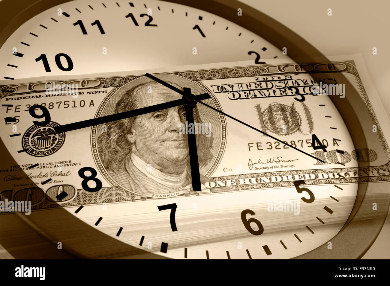 Orologio e moneta americana. Il tempo è denaro concept Foto Stock