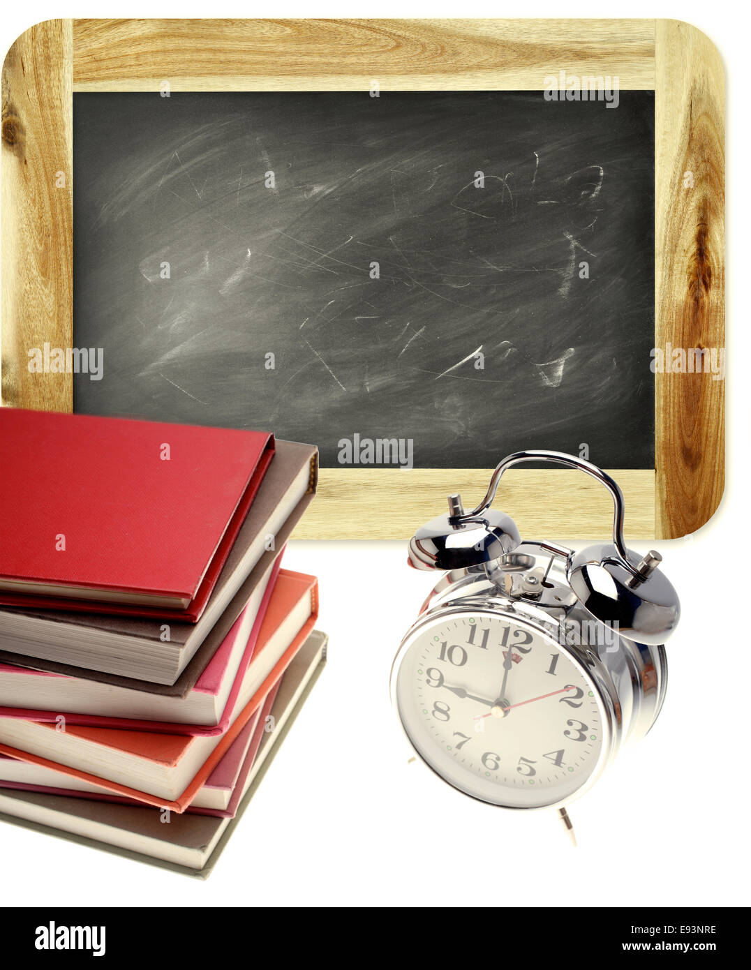 Libri, orologio e lavagna su sfondo semplice Foto Stock