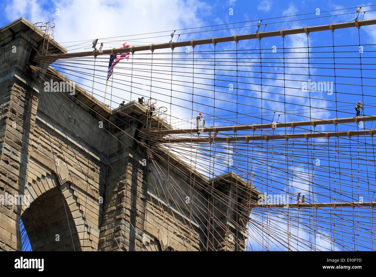 Lavoratori sul ponte di Brooklyn, New York City, Stati Uniti d'America Foto Stock