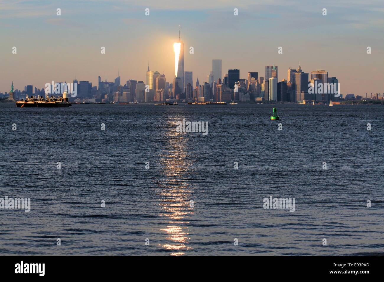 La parte inferiore di Manhattan skyline al tramonto da Staten Island Ferry, New York City, Stati Uniti d'America Foto Stock