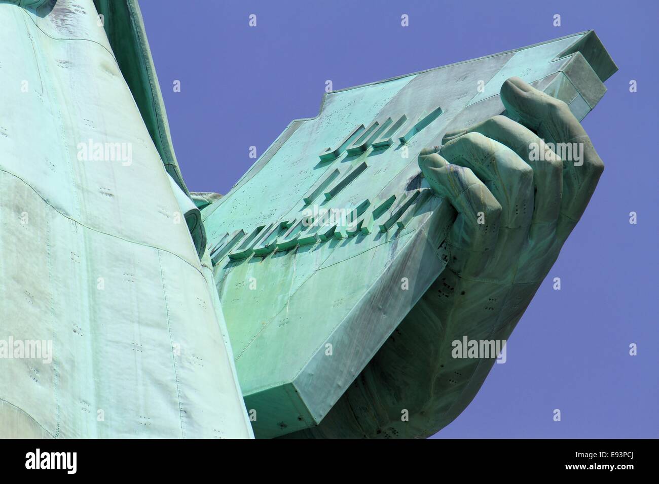Vista ravvicinata della statua della libertà mantenendo compressa, New York City, Stati Uniti d'America Foto Stock