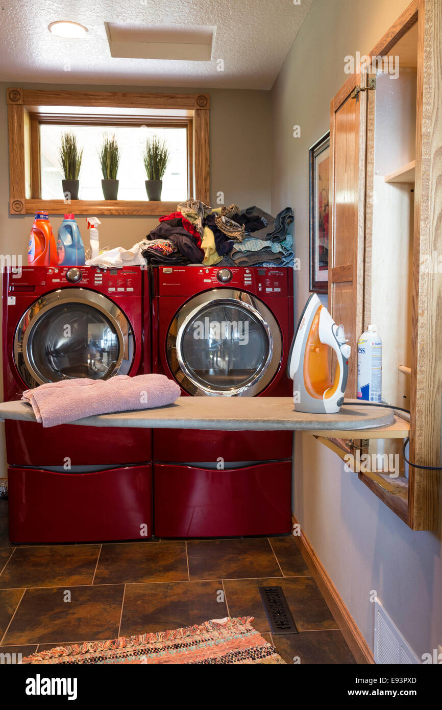 Casa residenziale Servizio lavanderia Camera moderna con caricamento  frontale lavatrice e asciugatrice, STATI UNITI D'AMERICA Foto stock - Alamy
