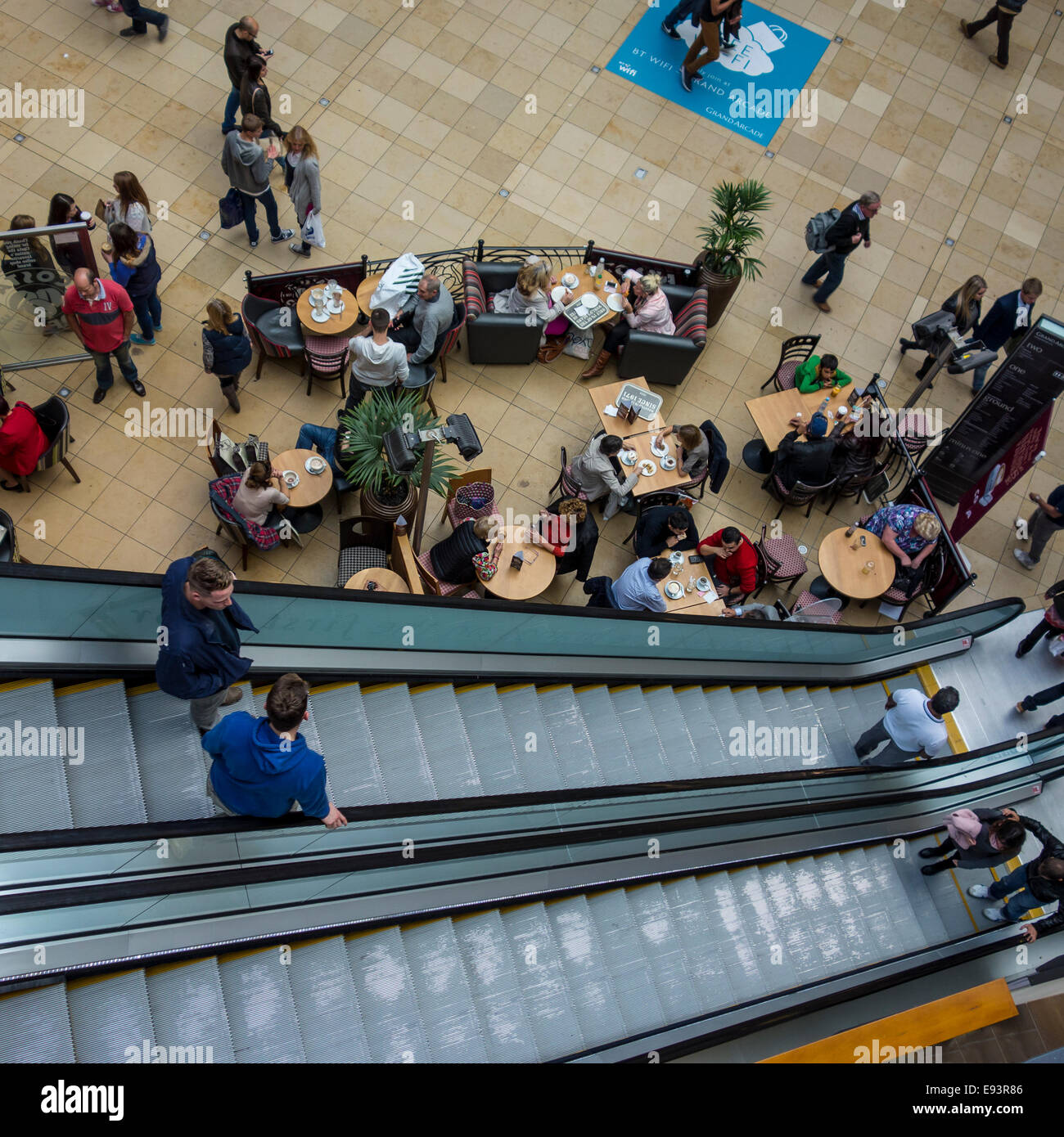 Shopping Center Costa Coffee scale mobili di acquirenti Foto Stock