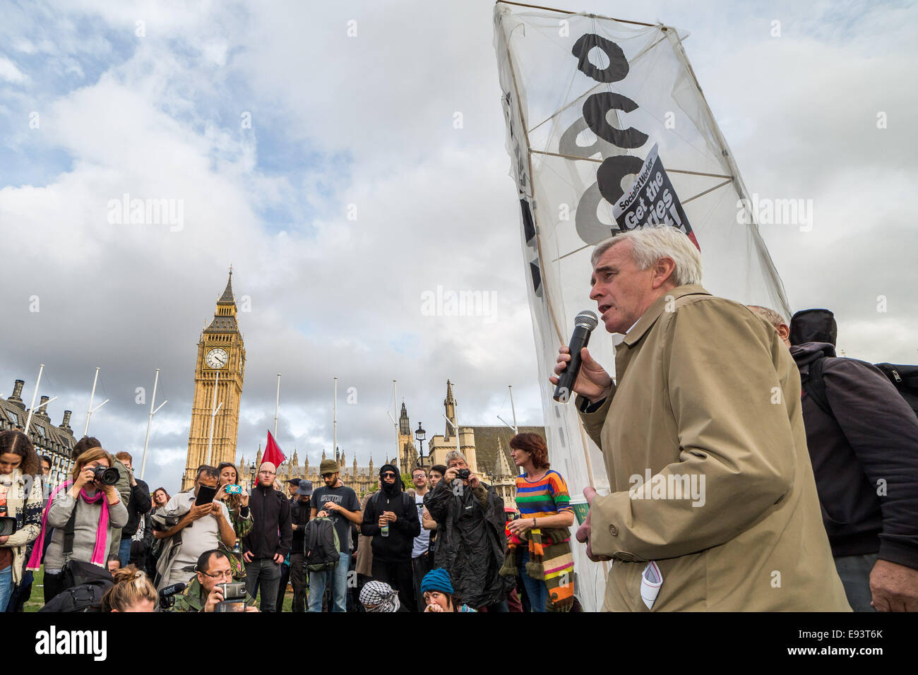 Londra, Regno Unito. Xviii oct, 2014. Giorno Due di occupare la democrazia Camp in piazza del Parlamento Credit: Guy Corbishley/Alamy Live News Foto Stock