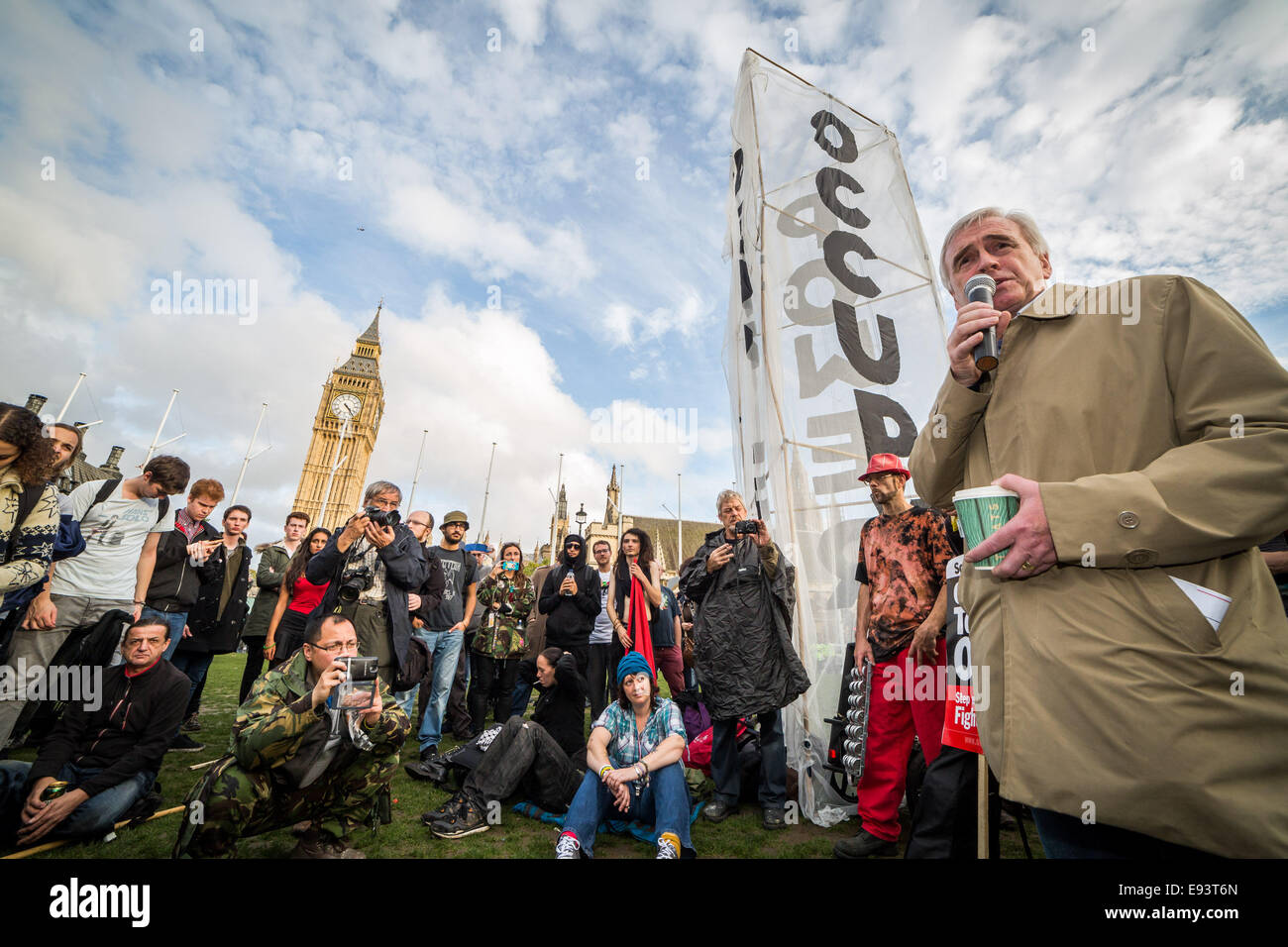 Londra, Regno Unito. Xviii oct, 2014. Giorno Due di occupare la democrazia Camp in piazza del Parlamento Credit: Guy Corbishley/Alamy Live News Foto Stock