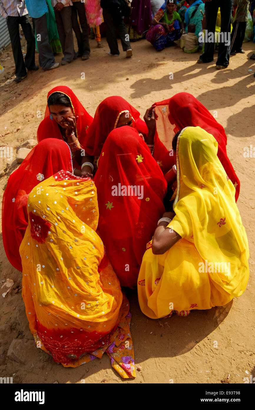 Un folto gruppo di donne a Puskar Festival del cammello indossa sari colorati,Rajasthan,l'India. Foto Stock