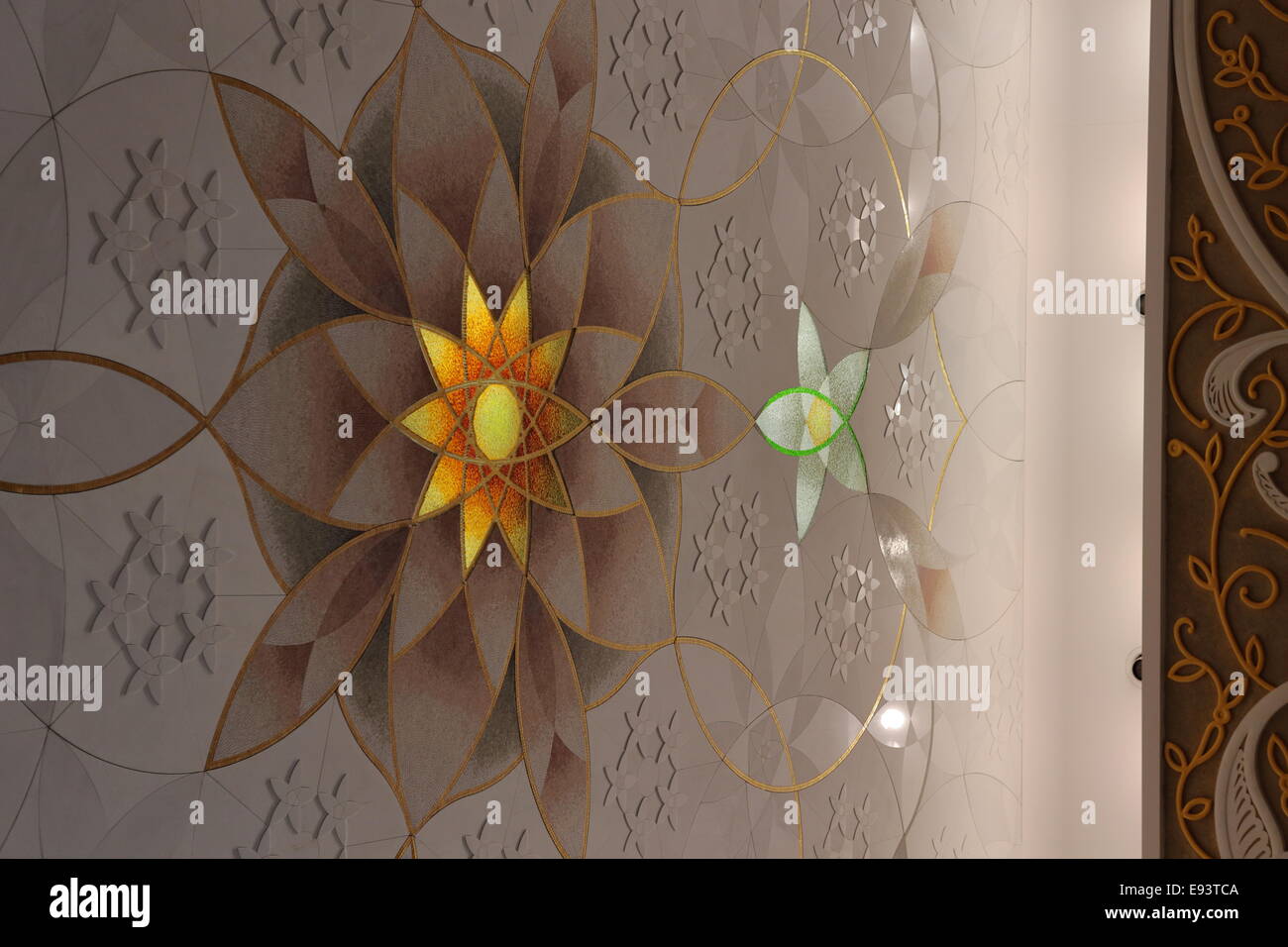 Parete interna in dettaglio la Sheikh Zayed Grande Moschea di Abu Dhabi, Emirati Arabi Uniti Foto Stock