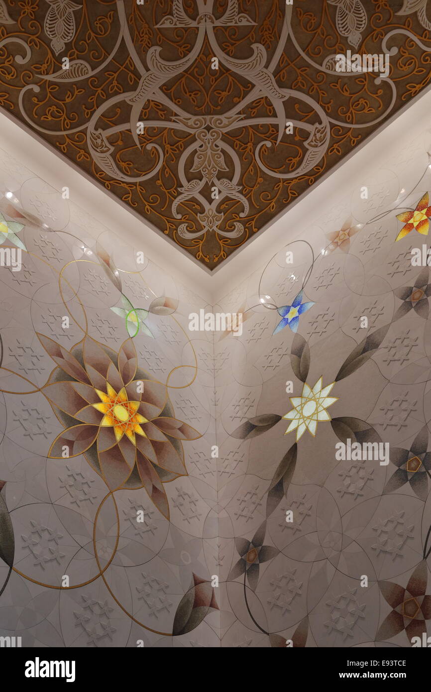 Il tetto e la parete dettaglio della Sheikh Zayed Grande Moschea di Abu Dhabi, Emirati Arabi Uniti Foto Stock