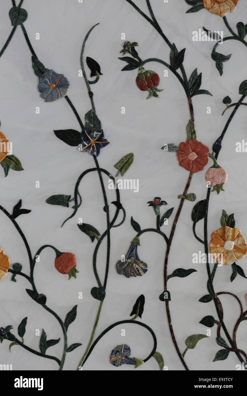 Dettaglio decorativo su una parete della Sheikh Zayed Grande Moschea di Abu Dhabi, Emirati Arabi Uniti Foto Stock