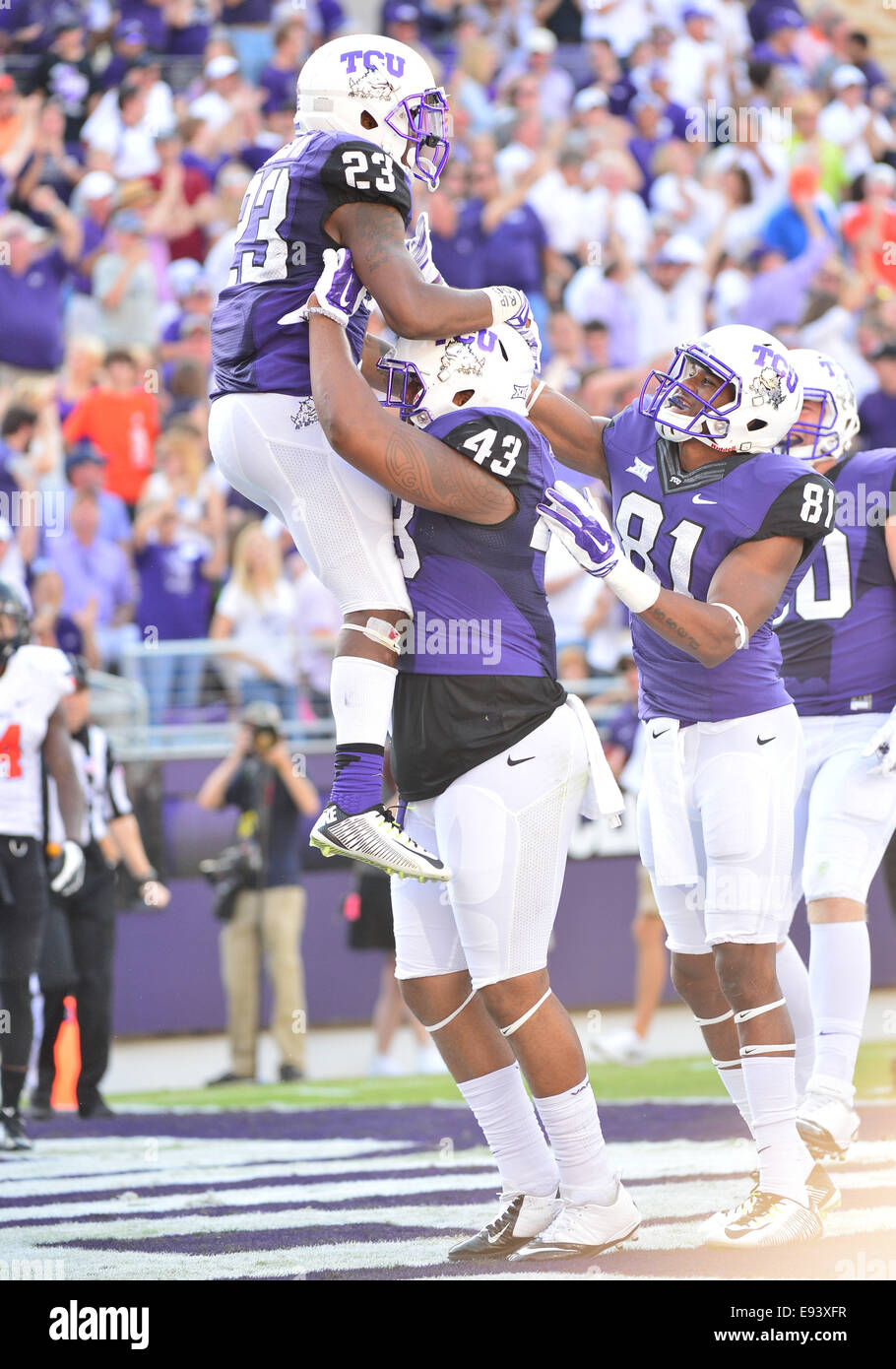 Texas, USA. Xviii oct, 2014. TCU cornuto rane running back B.J. Catalon (23) porta la palla per il suo secondo touchdown come egli celebra con la TCU cornuto rane manualmente l'estremità Cliff Murphy (43).in un NCAA Football gioco tra la Oklahoma State Cowboys e della TCU cornuto rane su Sabato, Ottobre 18th, 2014, a Amon G. Carter Stadium di Fort Worth, Texas. Credito: Cal Sport Media/Alamy Live News Foto Stock