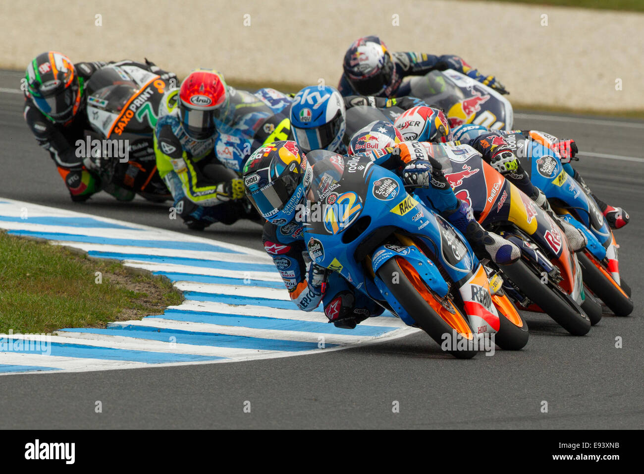 Phillip Island, Victoria, Australia. Il 19 ottobre, 2014. Alex Marquez (anteriore)che portano il Moto3 gara al Tissot Australian Motorcycle Grand Prix. Nonostante un forte performance, Marquez non è stato in grado di tenere a bada i compagni di campionato rivale Jack Miller e ha finito la gara in seconda posizione. Credito: Russell Hunter/Alamy Live News Foto Stock