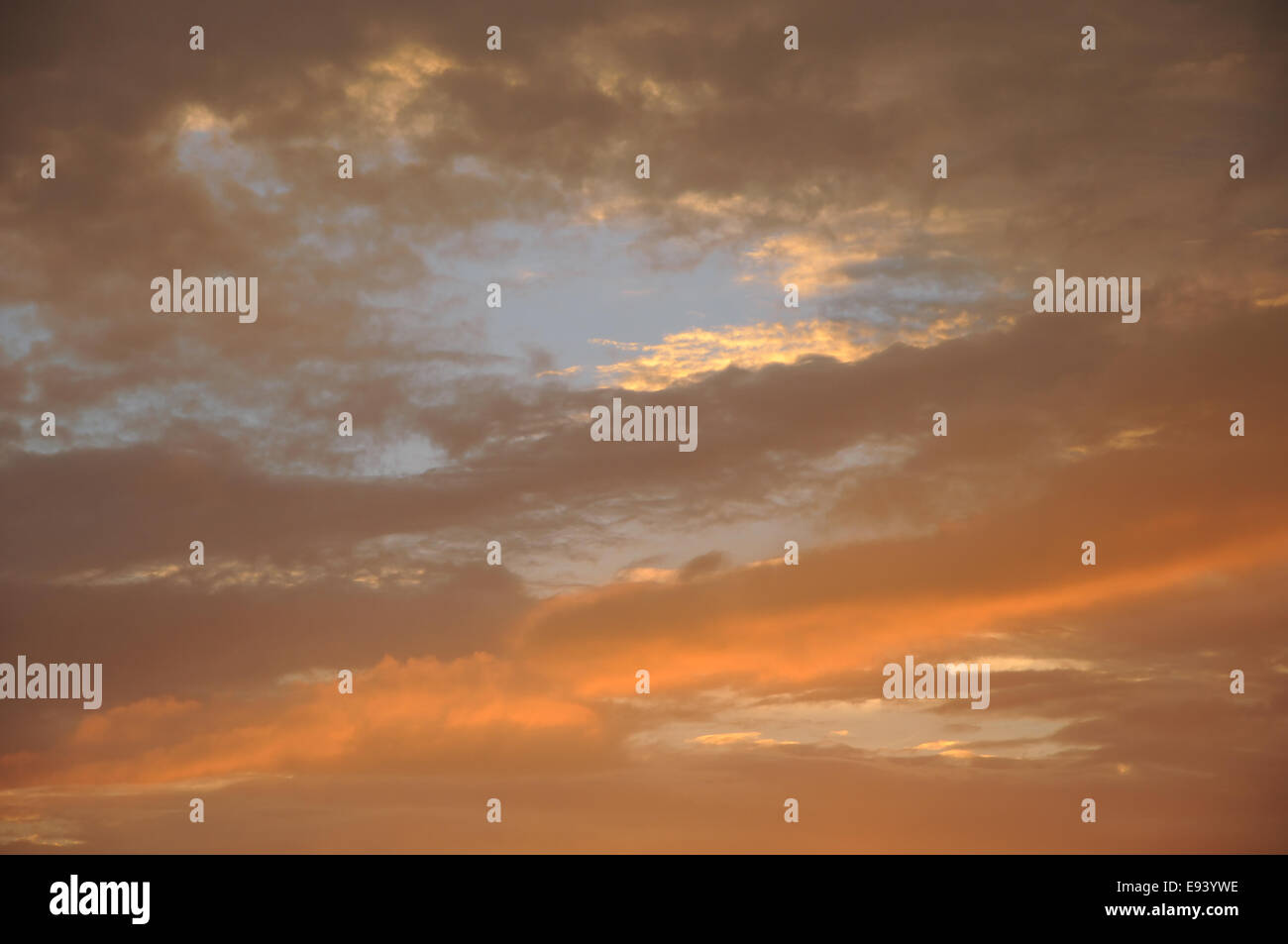Luminoso nuvoloso blu e arancione del cielo della sera Foto Stock