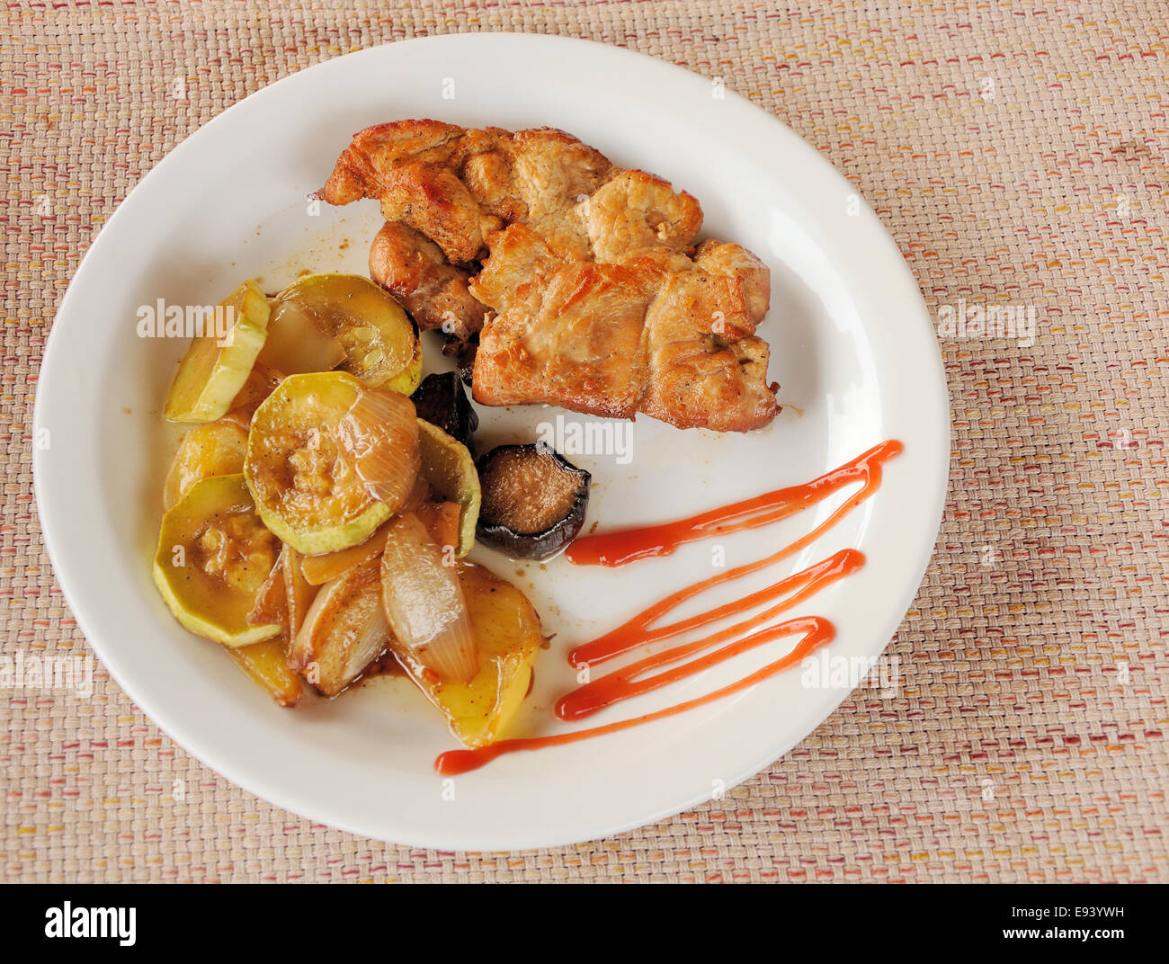 Grigliate di carne e le verdure su una piastra Foto Stock