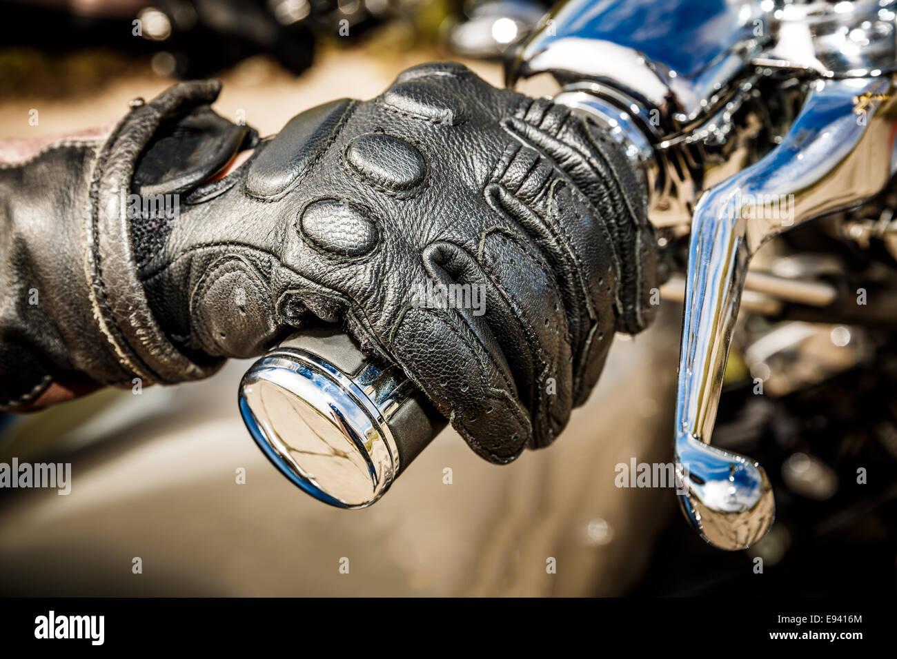 Mano umana in un Moto Racing guanti detiene un motociclo il comando  acceleratore. Protezione delle mani da cadute e incidenti Foto stock - Alamy