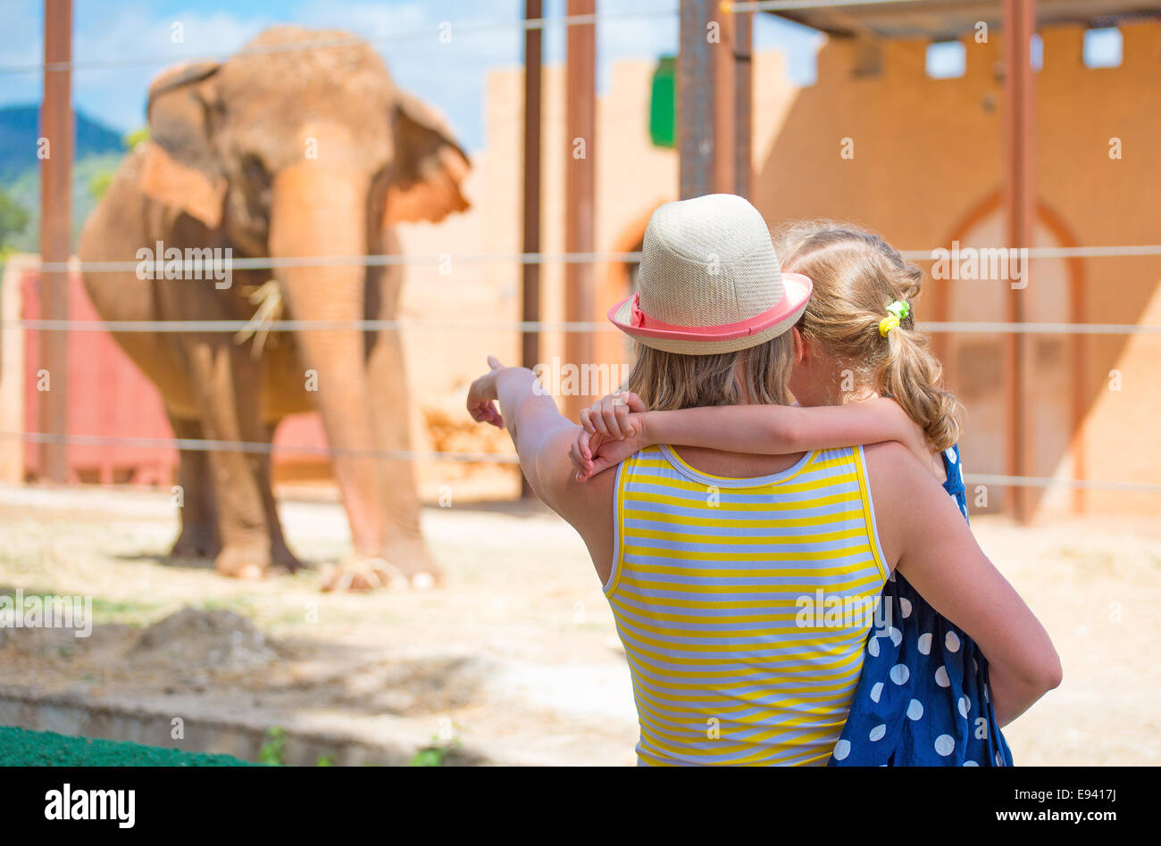 La donna e la sua figlia in visita allo zoo. Foto Stock