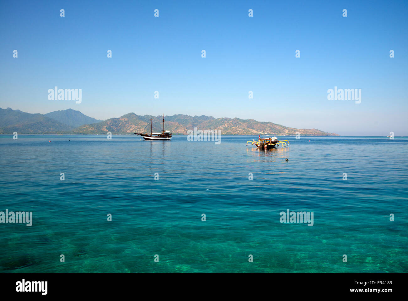 Yacht ormeggiati e barca outrigged Gili Air Lombok Indonesia Foto Stock