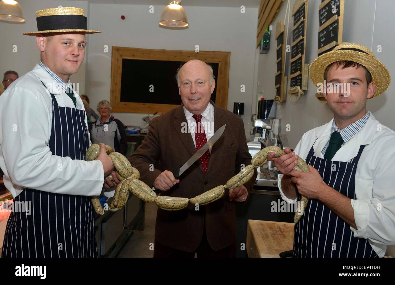 Signore Julian Fellowes apre una macelleria a Villaggio Poundbury in Dorset, Regno Unito Foto Stock