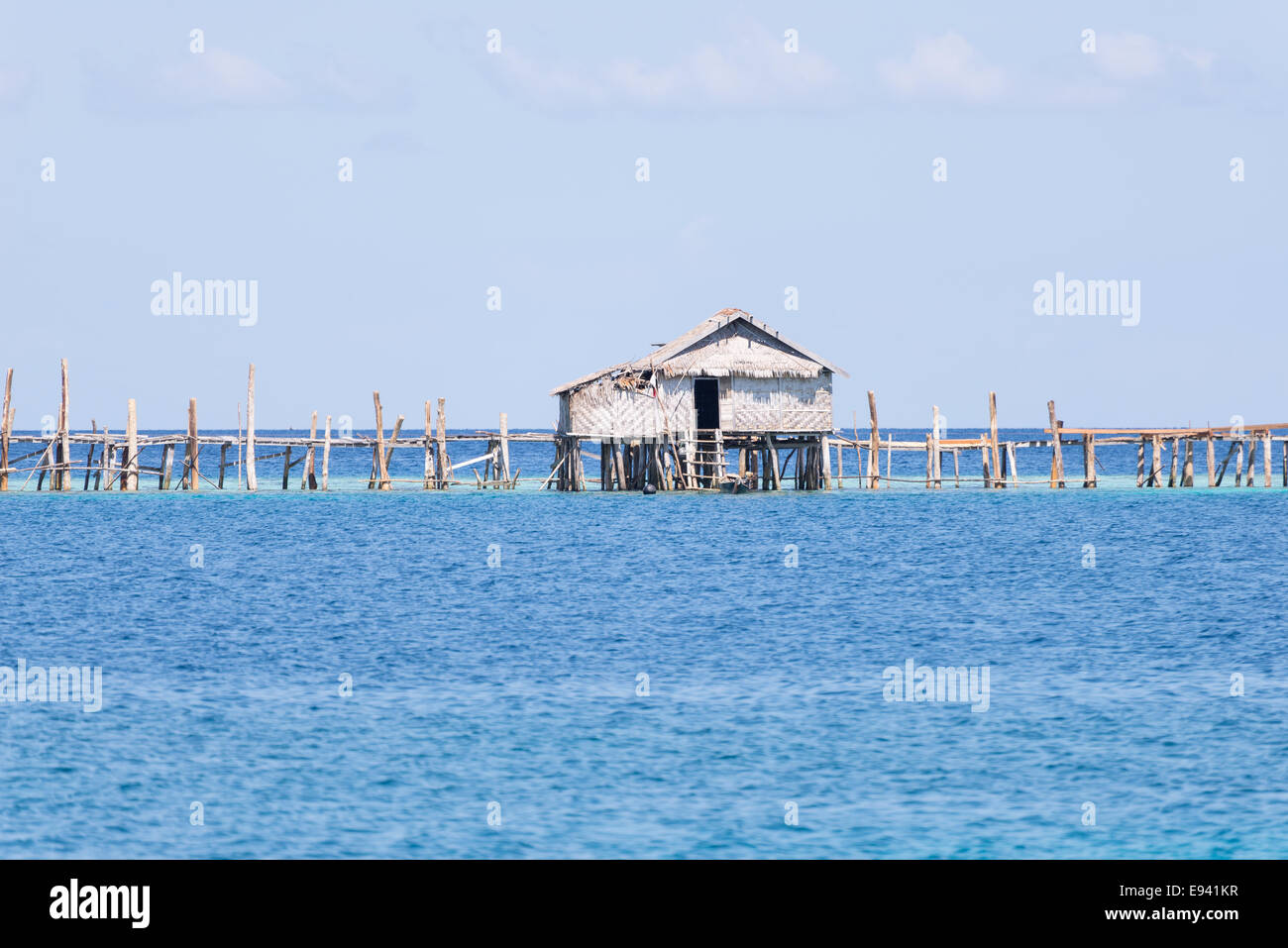 Stilt hut e promenade appartenenti a Bajau (zingari del mare) villaggio di pescatori in remote isole Togean, Sulawesi centrali, Ind Foto Stock