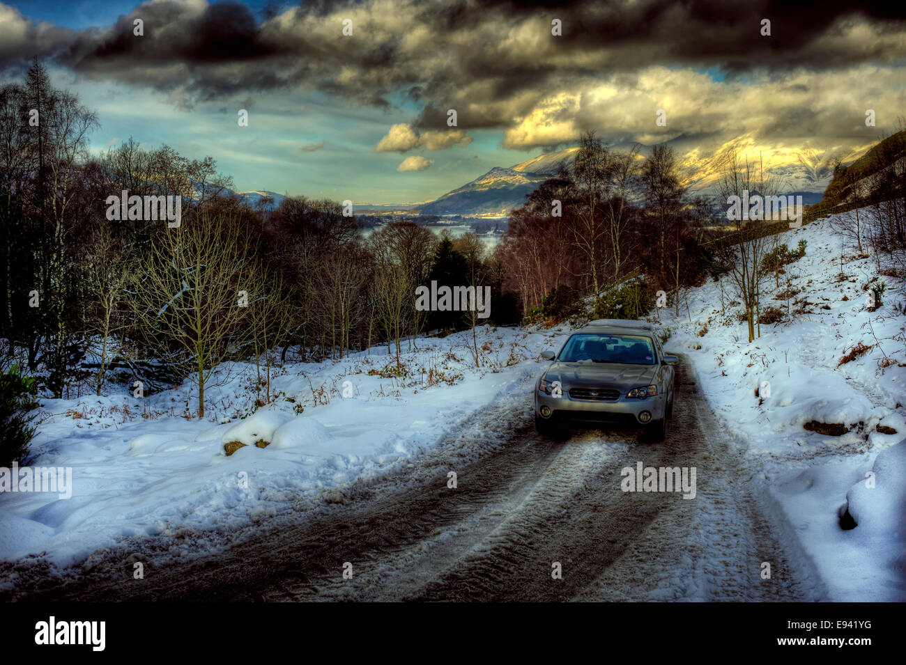 Ashness Road a Watendlath a seguito di una pesante caduta di neve. Foto Stock