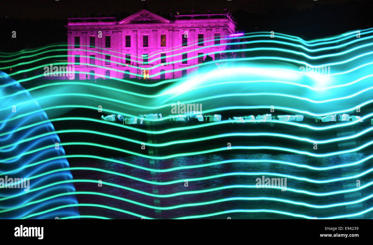 Chatsworth House costituisce lo sfondo per il Derwent impulso come esso scorre lungo il fiume Derwent, Peak District DERBYSHIRE REGNO UNITO Foto Stock