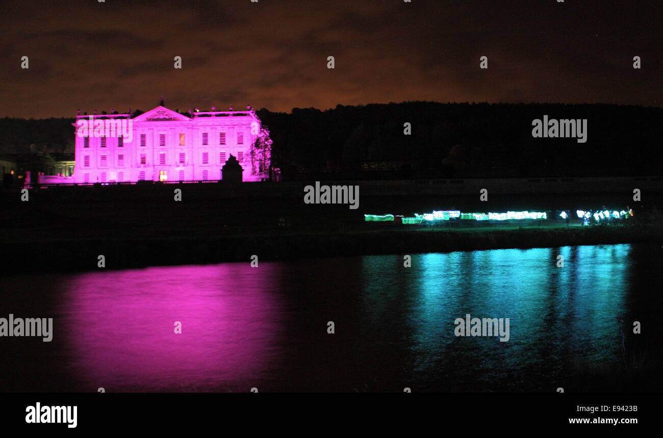 Chatsworth House costituisce lo sfondo per il Derwent impulso come esso scorre lungo il fiume Derwent, Peak District DERBYSHIRE REGNO UNITO Foto Stock