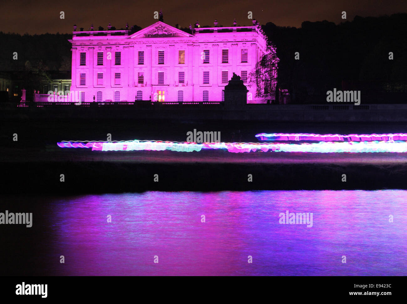 Chatsworth House costituisce lo sfondo per il Derwent impulso come esso scorre lungo il fiume Derwent, Peak District DERBYSHIRE REGNO UNITO Foto Stock
