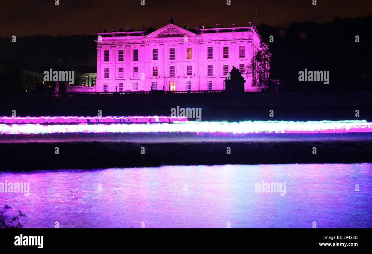 Chatsworth House costituisce lo sfondo per il Derwent impulso come esso scorre lungo il fiume Derwent, Peak District DERBYSHIRE REGNO UNITO Foto Stock