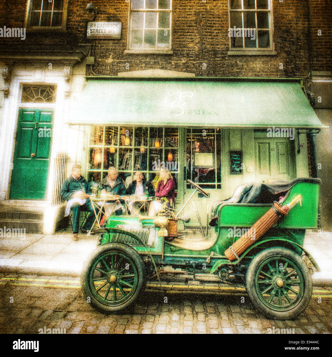 Auto d'epoca e equipaggio gustando il tè del pomeriggio in Broadwick Street W1, Londra, Regno Unito. Foto Stock