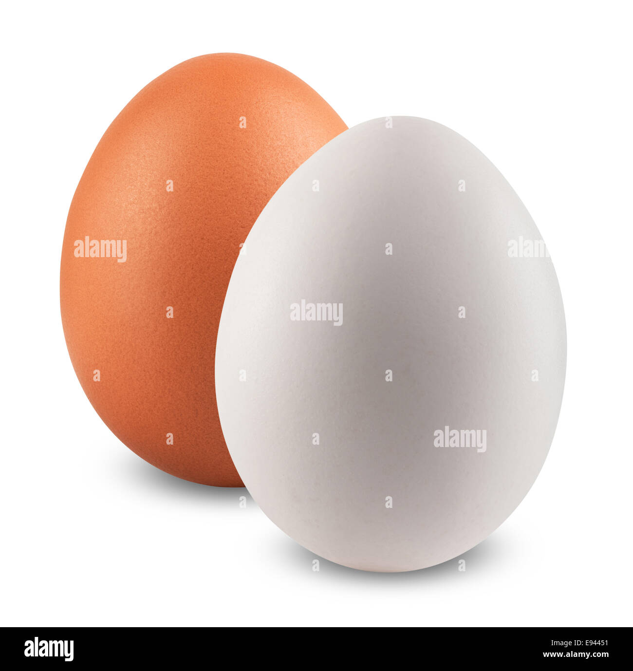 Due uova isoleted su sfondo bianco. Marrone e bianco Foto Stock