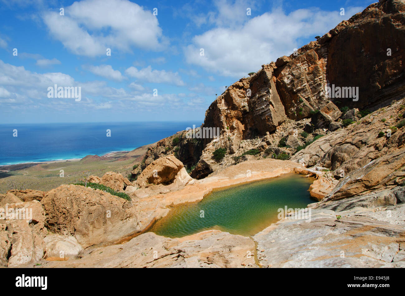 Socotra, Yemen: panoramica mozzafiato da Homhil altopiano con il wadi, piscina naturale di acqua dolce e il Mare Arabico Foto Stock