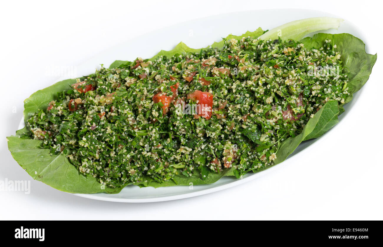 In casa libanese Tabouli stile, realizzati con materie prime di prezzemolo, menta, cetriolo, pomodoro, burghal aka bulgar di frumento, il succo di limone, olio d'oliva Foto Stock