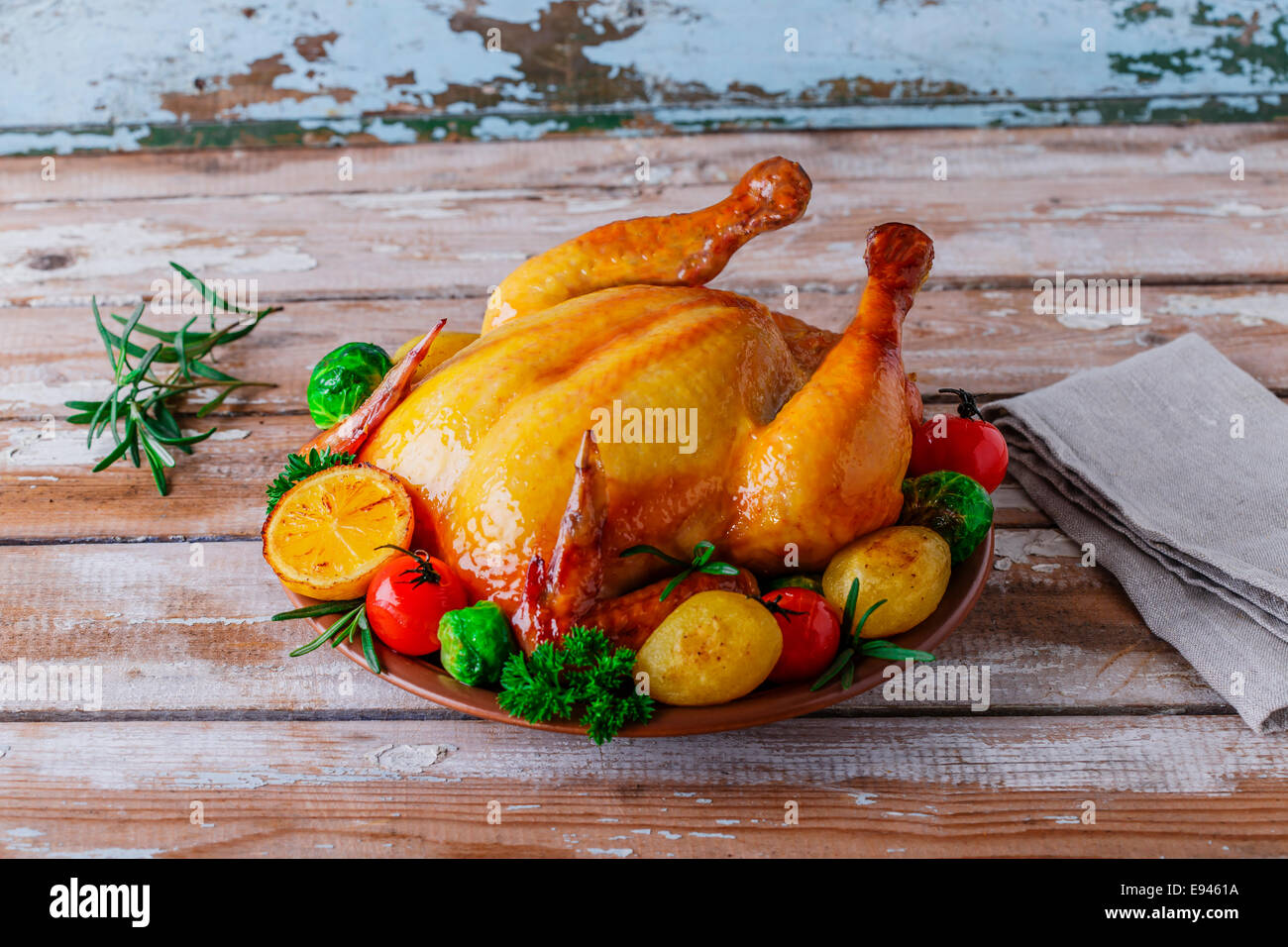 Cotto intero pollo con verdure Foto Stock