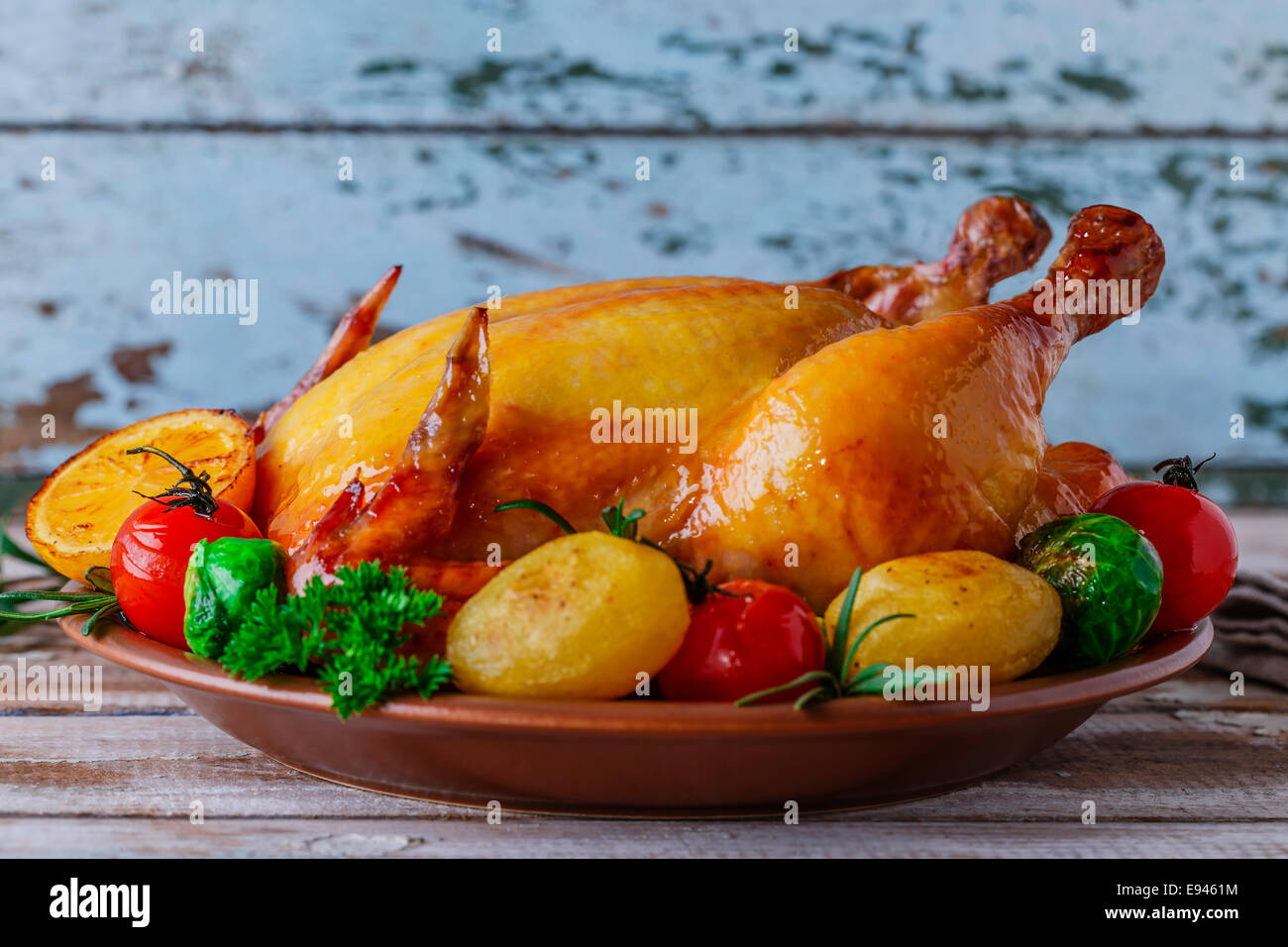 Cotto intero pollo con verdure Foto Stock