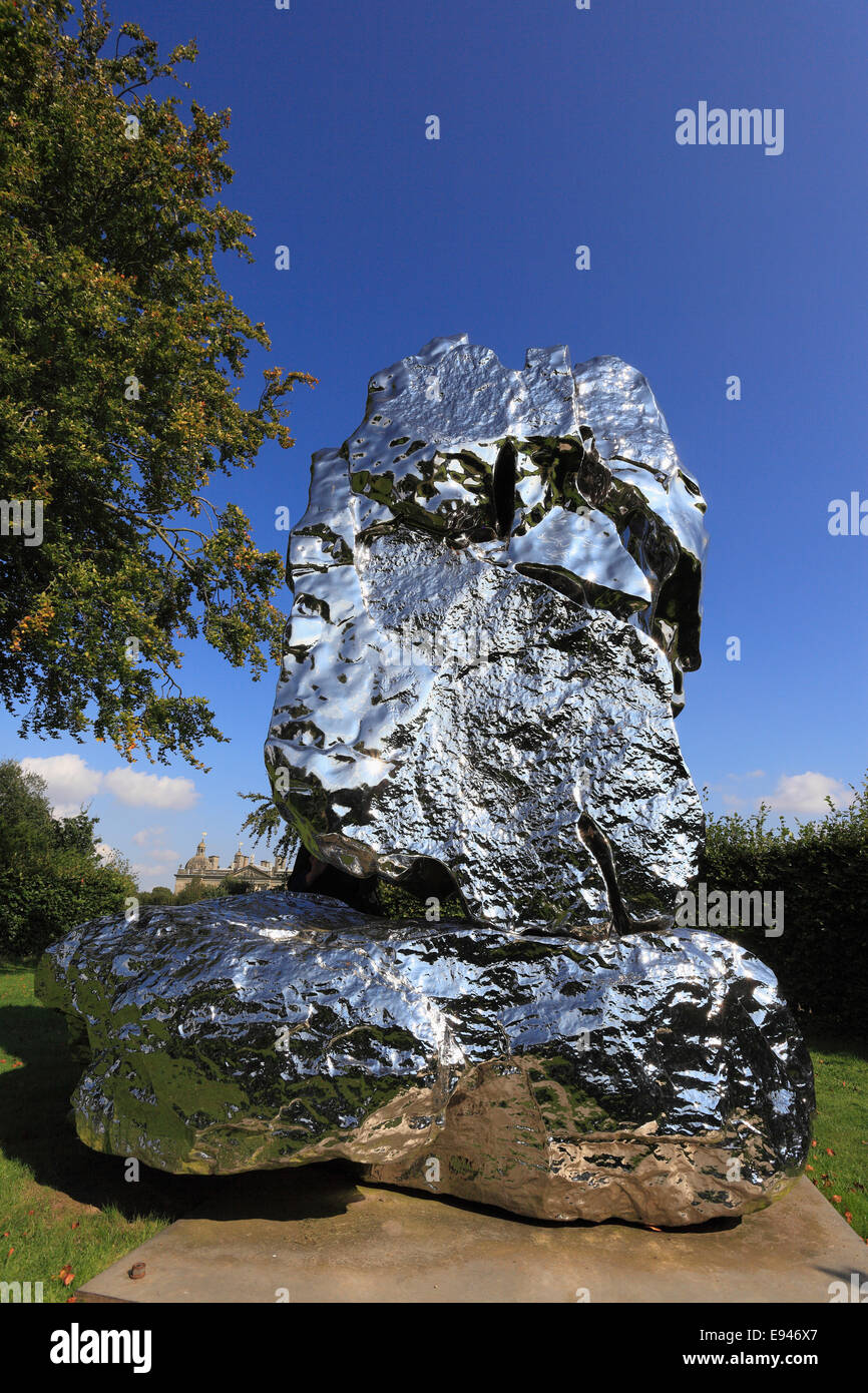Scultura di Zhang Wang, pietra artificiale 85, nel parco di Houghton Hall, Norfolk, Inghilterra, Regno Unito. Foto Stock
