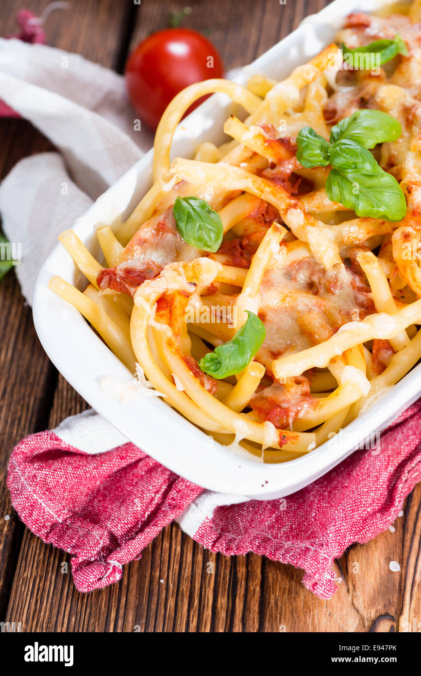 Porzione di pasta fatta in casa cuocere (con maccheroni) su sfondo di legno Foto Stock