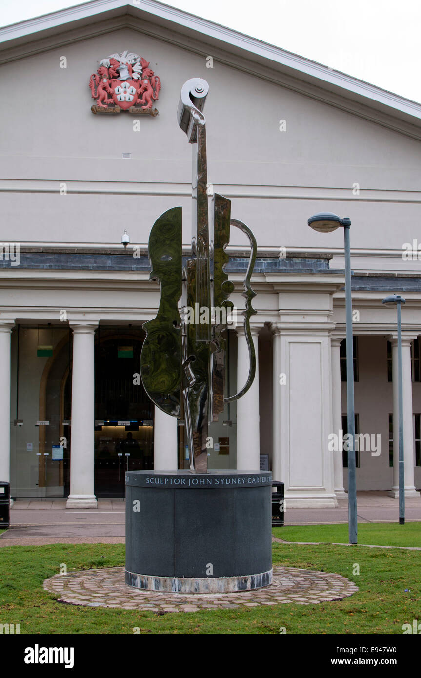Concerto scultura di Giovanni Sydney Carter, De Montfort Hall, Leicester, Regno Unito Foto Stock