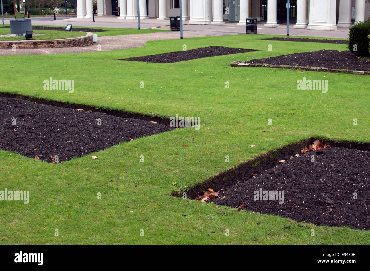 Aiuole vuota al di fuori De Montfort Hall, Leicester, Regno Unito Foto Stock