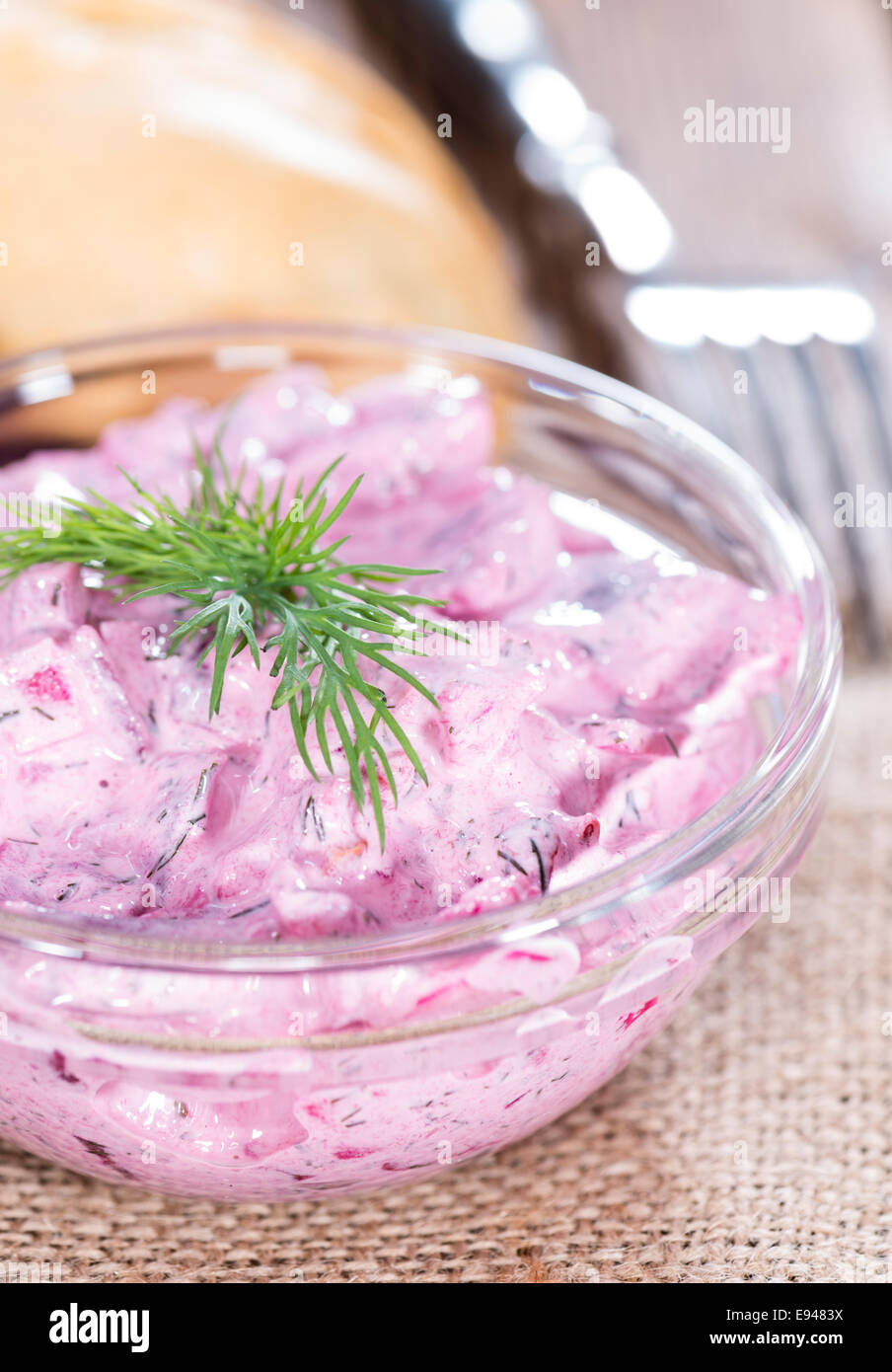 Porzione di aringa fatti in casa (insalata con barbabietole) su sfondo di legno Foto Stock