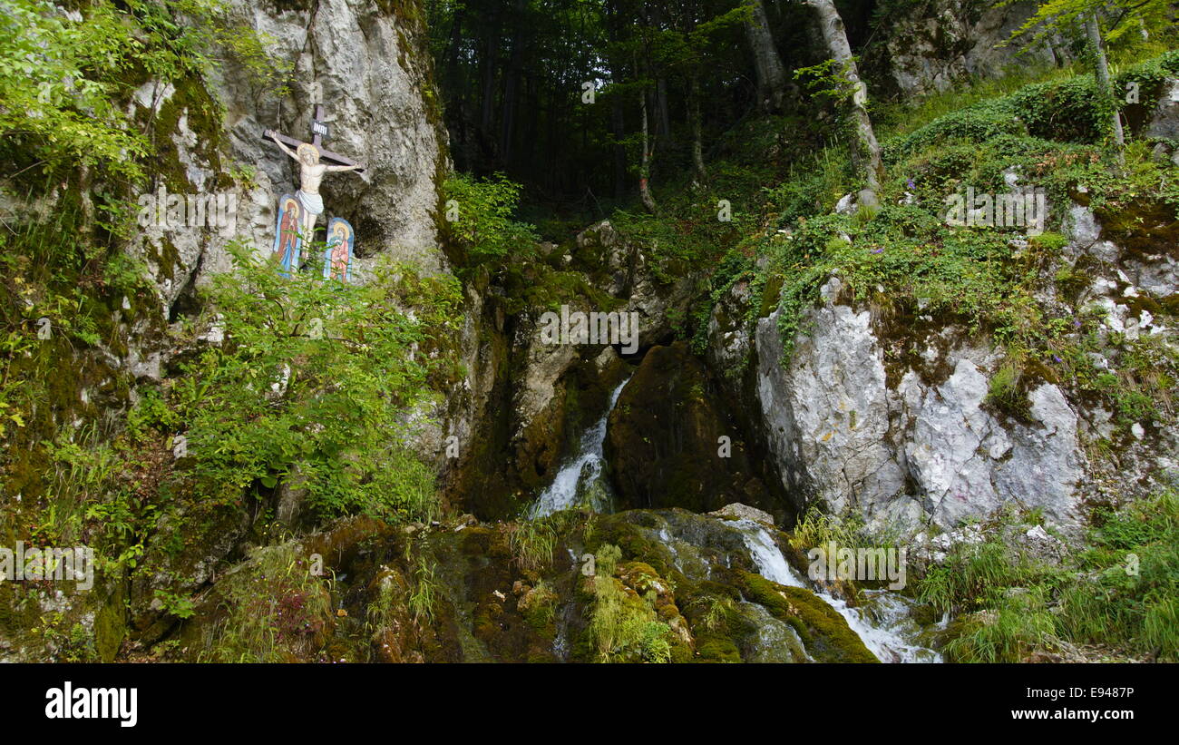 Croce ortodossa con immagini religiose su una parete di roccia dei Carpazi, Romania, Est Europa. Foto Stock