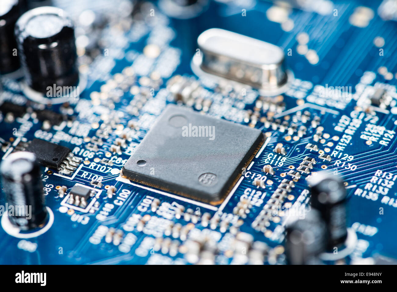 PCB di colore blu con un sacco di componenti elettrica come dettagliato di ripresa macro Foto Stock