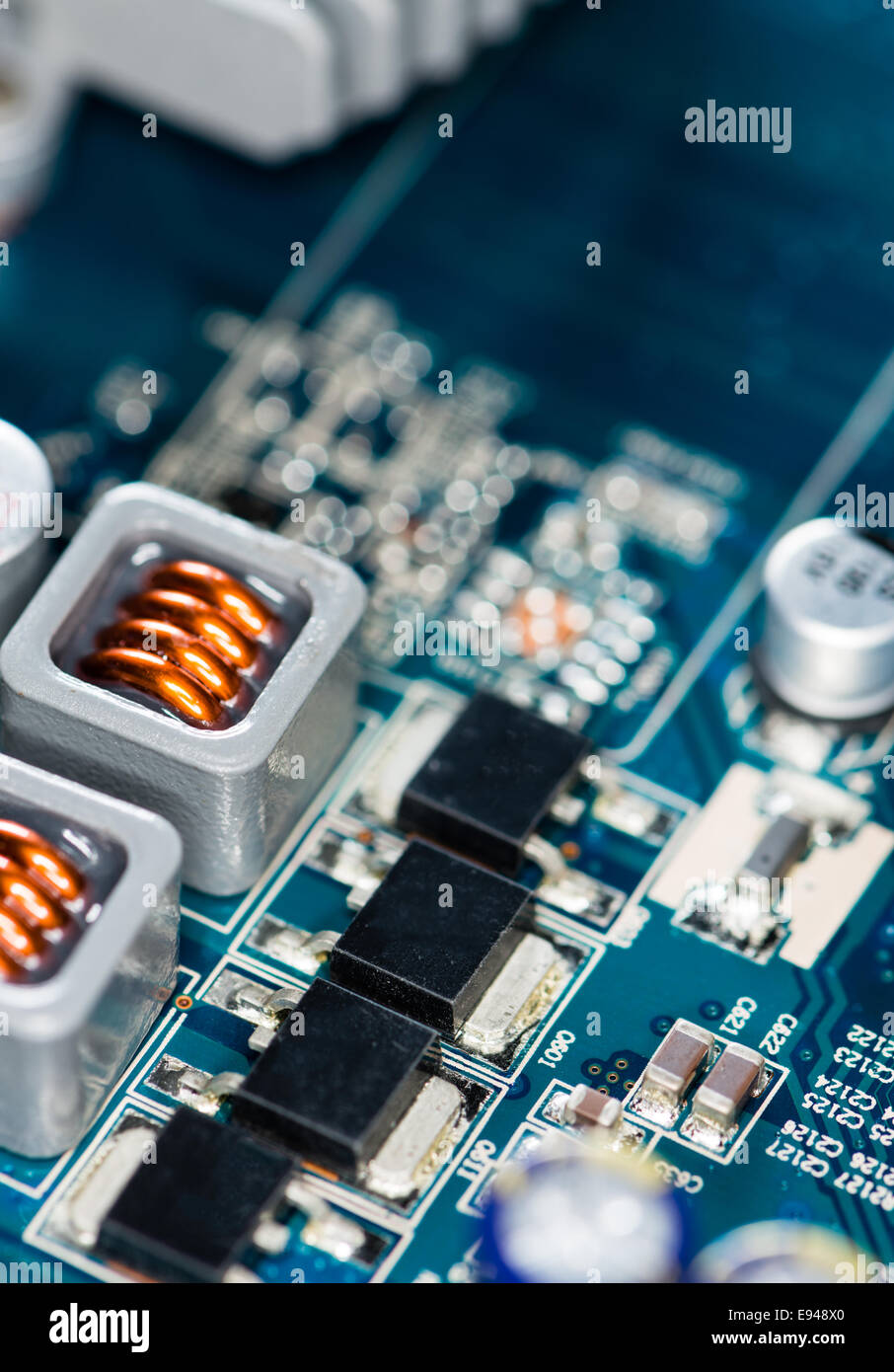 PCB di colore blu con un sacco di componenti elettrica come dettagliato di ripresa macro Foto Stock