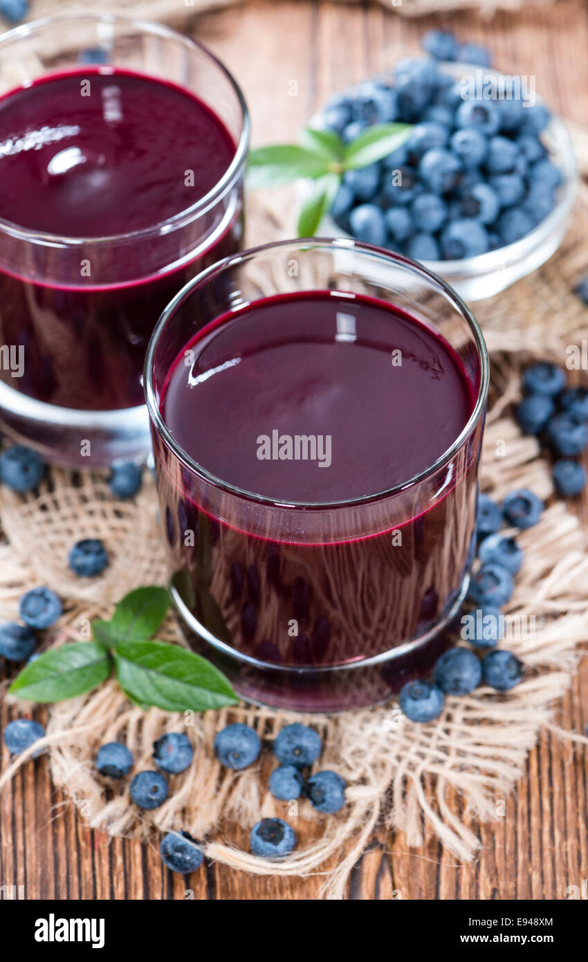 Porzione di freschi fatti in casa il succo di mirtillo con alcuni frutti freschi Foto Stock