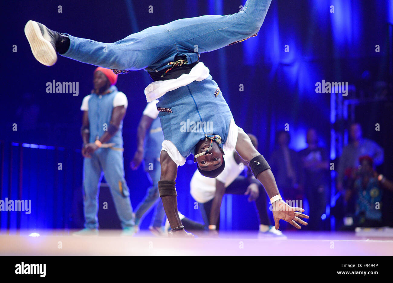 Braunschweig, Germania. Xviii oct, 2014. La senegalese breakdance team elementi pazzo equipaggio esegue durante il campionato del mondo di "Battaglia dell'anno" di Braunschweig, Germania, 18 ottobre 2014. 15 gruppi provenienti da tutto il mondo possono beneficiare della concorrenza. Foto: Nigel Treblin/dpa/Alamy Live News Foto Stock