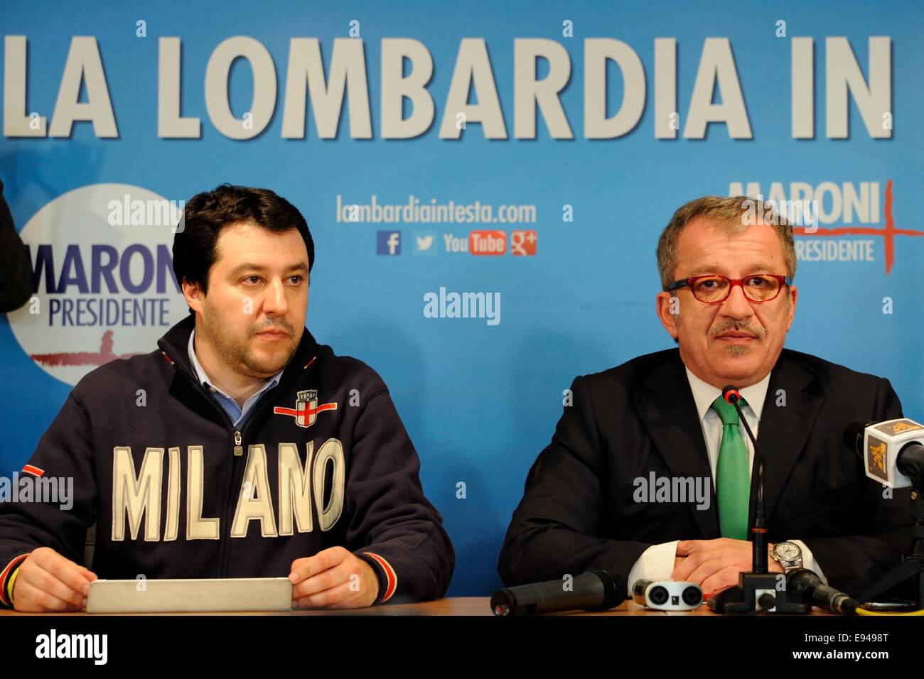 Roberto Maroni e Matteo Salvini durante il giorno delle elezioni per la Lombardia Presidente Foto Stock