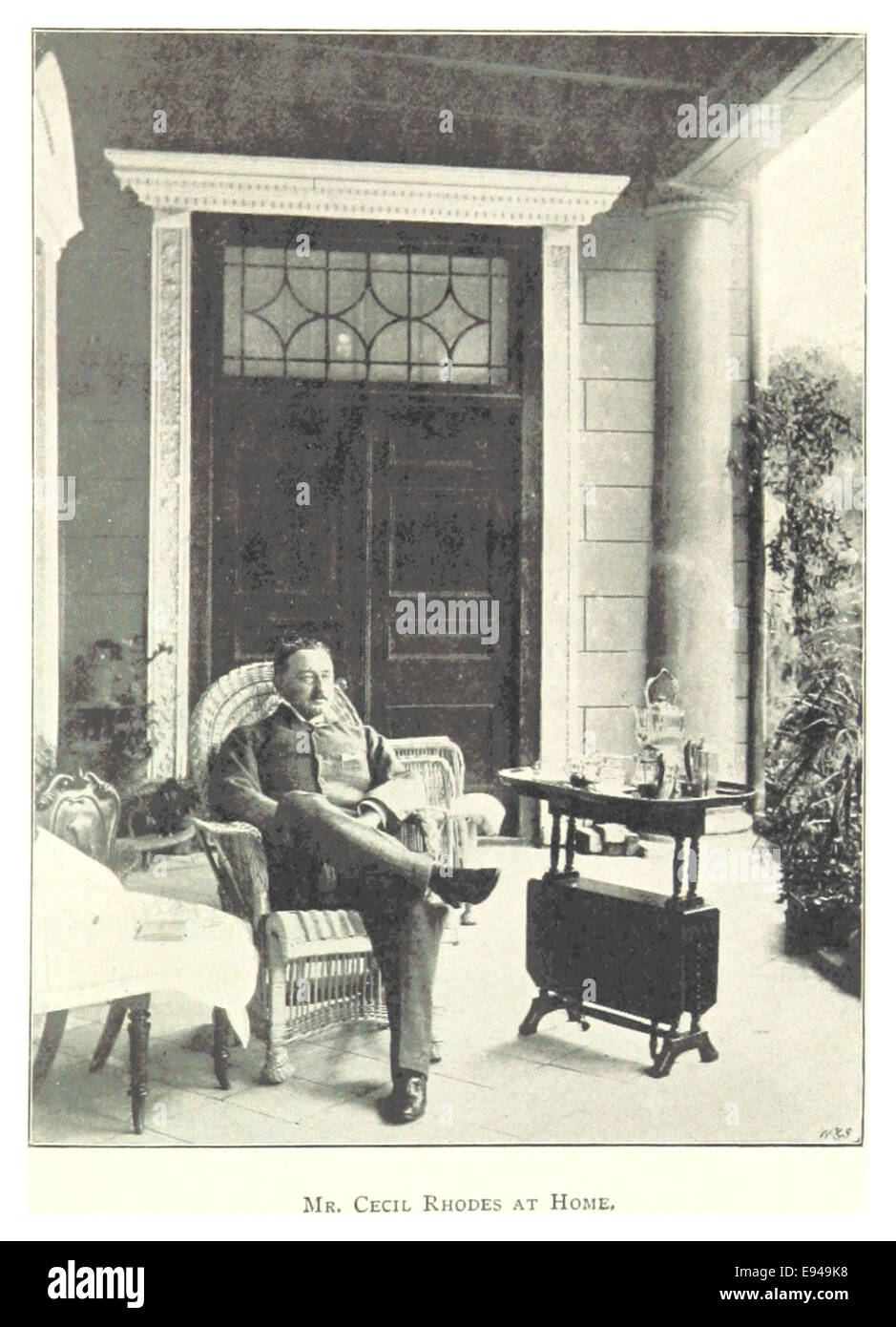 Questa illustrazione vintage cattura Cecil Rhodes a casa, offrendo uno sguardo sulla vita dell'uomo d'affari britannico, magnate minerario e politico durante la fine del XIX secolo. L'immagine ritrae un momento personale nella sua residenza. Foto Stock