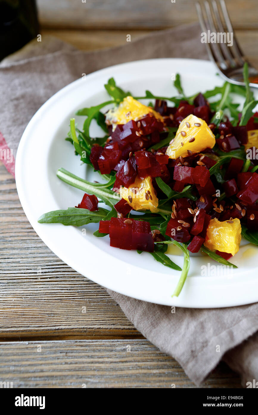 Con Insalata di barbabietole e arancio su una piastra, cibo gustoso Foto Stock