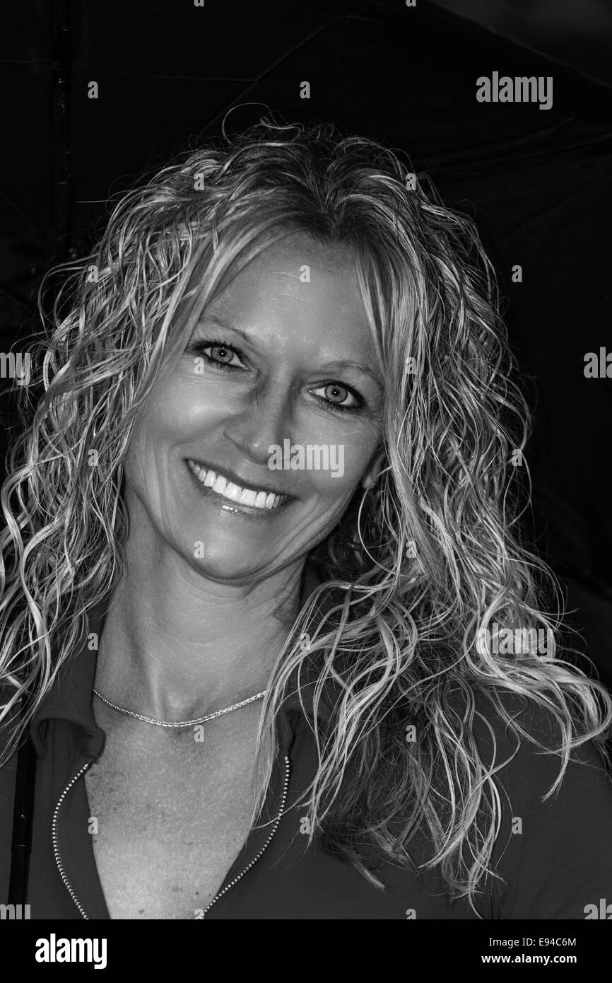 Modello femminile in abbigliamento casual immagine in bianco e nero Foto Stock