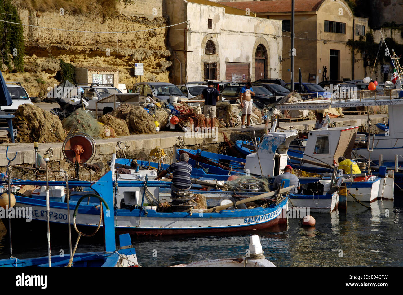 Vista del porto di pesca di Castellammare del Golfo, Sicilia Foto Stock